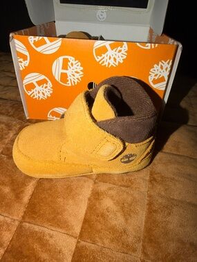 NEW Timberland Kids Suede Yellow Ankle Boot with Brown Collar ( Infant size 3)